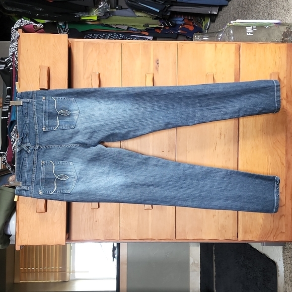 EUC Fabric & Fabric Inc: Low-rise Skinny-fit Jeans, Medium-wash, size 7/8 - Picture 4 of 6